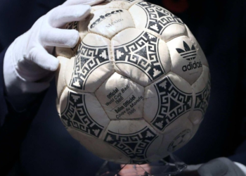 Topi i golit me dorë të Maradonës shitet për 2.9 milionë euro