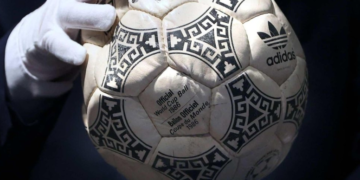 Topi i golit me dorë të Maradonës shitet për 2.9 milionë euro