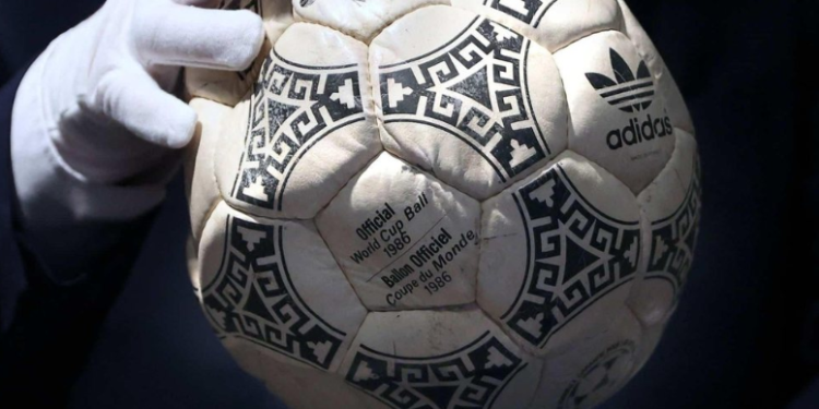 Topi i golit me dorë të Maradonës shitet për 2.9 milionë euro