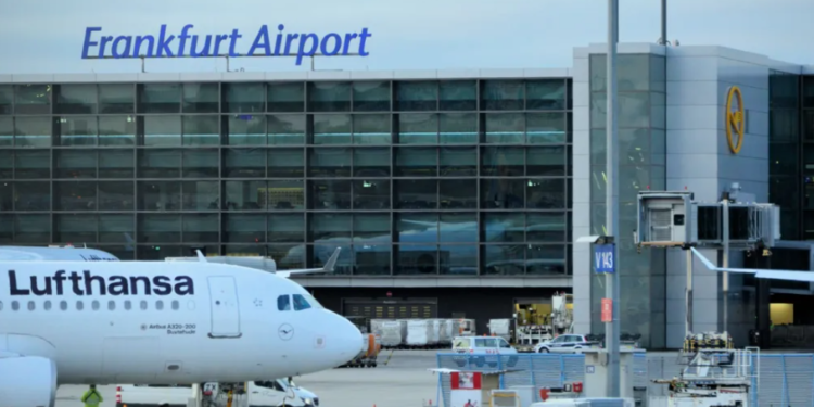 Dy punonjës të aeroportit të Frankfurtit humbin jetën nga malaria pas “mbërritjes së mushkonjave” me avion