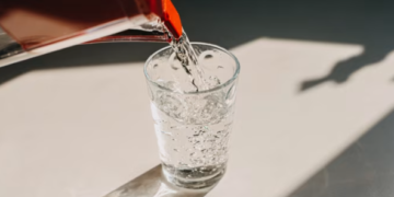 Miti i 8 gotave ujë: A duhet të pimë vërtet kaq shumë edhe kur s’kemi etje?