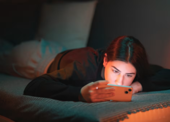 Janë bërë si “buf nate”, ekspertët ngrenë alarmin për adoleshentët