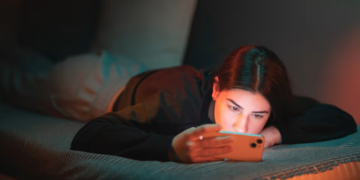 Janë bërë si “buf nate”, ekspertët ngrenë alarmin për adoleshentët