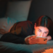 Janë bërë si “buf nate”, ekspertët ngrenë alarmin për adoleshentët