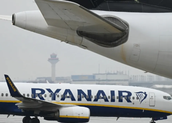 Pasagjeri shpëtoi për mrekulli, zbulohet shkaku pse u thye xhami i avionit të Ryanair