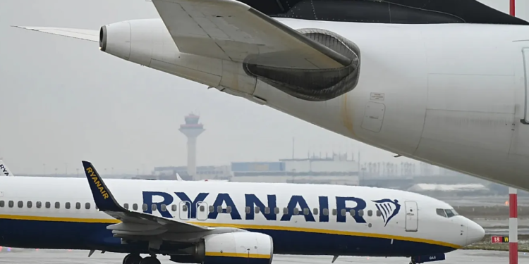 Pasagjeri shpëtoi për mrekulli, zbulohet shkaku pse u thye xhami i avionit të Ryanair