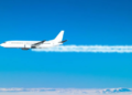 Gjurmët e bardha që lënë avionët në qiell ngrohin klimën, projekt me IA për t’i shmangur