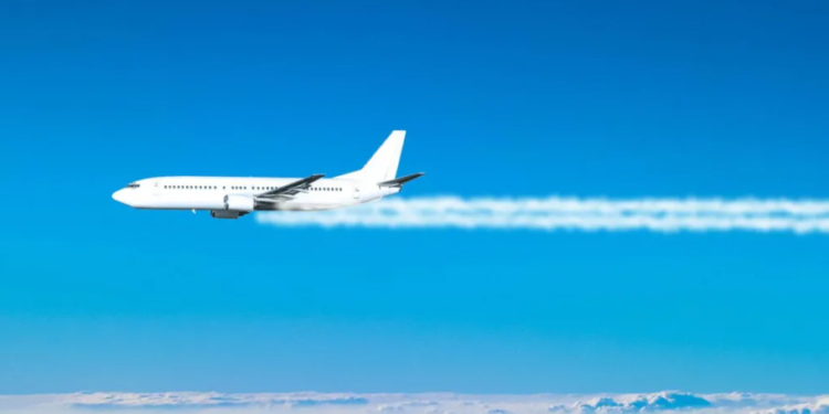 Gjurmët e bardha që lënë avionët në qiell ngrohin klimën, projekt me IA për t’i shmangur