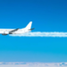Gjurmët e bardha që lënë avionët në qiell ngrohin klimën, projekt me IA për t’i shmangur