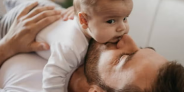 Studimi zbulon ndikimin që ka aroma e trupit të babait tek i porsalinduri