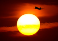 Pse një ditë e nxehtë dhe me diell mund t’ju prishë pushimet, si ndikojnë temperaturat e larta te avionët