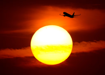 Pse një ditë e nxehtë dhe me diell mund t’ju prishë pushimet, si ndikojnë temperaturat e larta te avionët