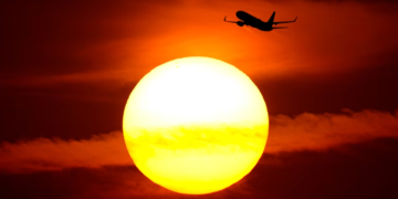Pse një ditë e nxehtë dhe me diell mund t’ju prishë pushimet, si ndikojnë temperaturat e larta te avionët