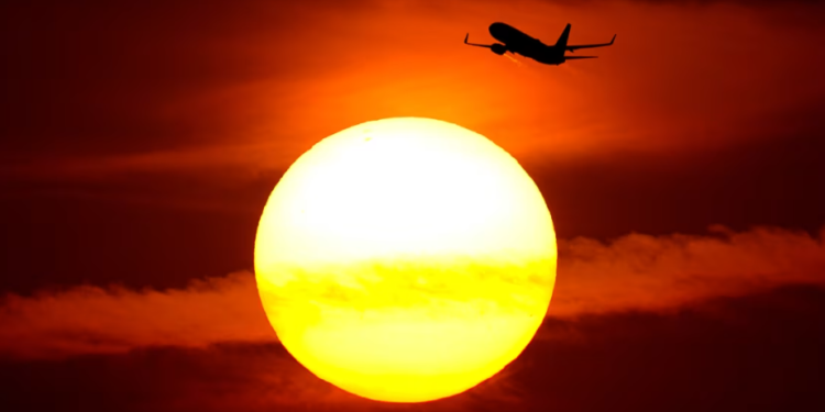 Pse një ditë e nxehtë dhe me diell mund t’ju prishë pushimet, si ndikojnë temperaturat e larta te avionët