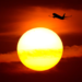 Pse një ditë e nxehtë dhe me diell mund t’ju prishë pushimet, si ndikojnë temperaturat e larta te avionët