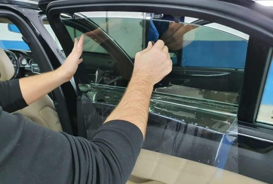 DPSHTRR paralajmëron drejtuesit për xhamat e errësuar, ja kufijtë e lejuar dhe tarifat