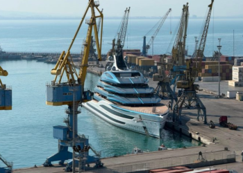 Superjahti “MY Deep Blue” ndalon në Portin e Durrësit