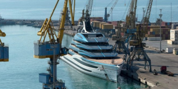 Superjahti “MY Deep Blue” ndalon në Portin e Durrësit