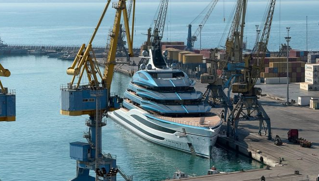Superjahti “MY Deep Blue” ndalon në Portin e Durrësit