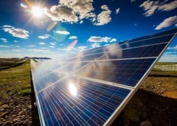 Energjia diellore po mban në këmbë rrjetin e Europës gjatë vapës, por problemi nis pas perëndimit