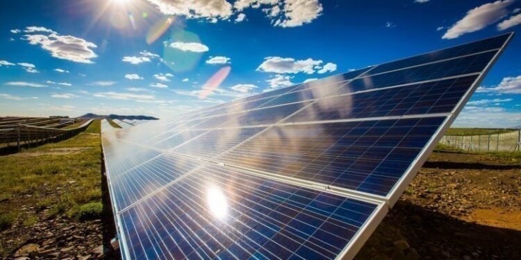 Energjia diellore po mban në këmbë rrjetin e Europës gjatë vapës, por problemi nis pas perëndimit