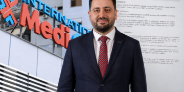 Mbjellja e flokëve shkon keq/ I paralizuan skalpin e kokës dhe e rrahën, pacienti kërkon dëmshpërblim nga Spitali Sante Plus: Një histori mes skandalit, operacionit policor dhe arratisë