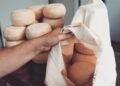 Djathi i “varrosur” që po mban gjallë ekonominë e një fshati