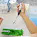 Shkencëtarët po përdorin inteligjencën artificiale për të krijuar viruse që luftojnë bakteret rezistente ndaj antibiotikëve