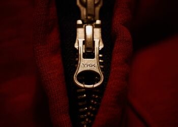 Tri shkronjat që gjenden në çdo dollap, si zinxhirët e veshjeve YKK pushtuan tregun botëror