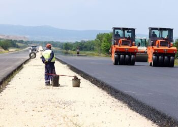 Linjat “pengojnë” rrugët – ARRSH planifikon 1.29 mld lekë për spostimin e rrjetit