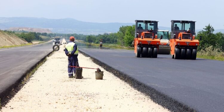 Linjat “pengojnë” rrugët, ARRSH planifikon 1.29 mld lekë për spostimin e rrjetit