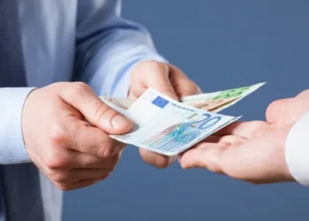 Leku “kalon” euron në banka, BSH: Depozitat në paranë e gjerë arrijnë 1.57 trilionë