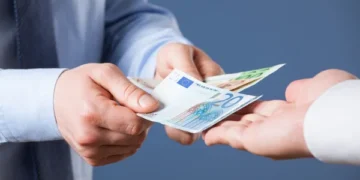 Leku “kalon” euron në banka, BSH: Depozitat në paranë e gjerë arrijnë 1.57 trilionë