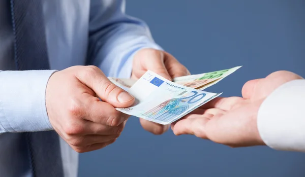Leku “kalon” euron në banka, BSH: Depozitat në paranë e gjerë arrijnë 1.57 trilionë