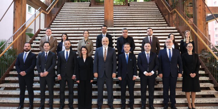 Para dhe pushtet, borde dhe kompani të lakmuara. Ja ku punojnë familjarët e ministrave!