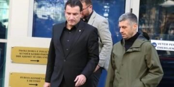 Pas shkarkimit të Ristanit, dorëhiqet edhe Sekretari i Përgjithshëm i Bashkisë së Tiranës, Veliaj rikthen Alban Dokushin
