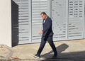 VIDEO/ Kokën ulur dhe me cigare, Ilir Proda del nga SPAK-u pas operacionit të bujshëm