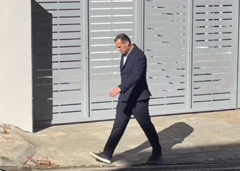 VIDEO/ Kokën ulur dhe me cigare, Ilir Proda del nga SPAK-u pas operacionit të bujshëm