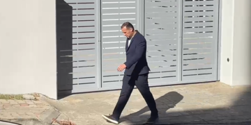 VIDEO/ Kokën ulur dhe me cigare, Ilir Proda del nga SPAK-u pas operacionit të bujshëm