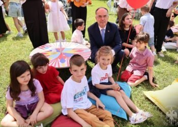 Presidenti Begaj uron fëmijët për nisjen e vitit të ri shkollor: Besoni te vetja dhe tek ëndrrat tuaja