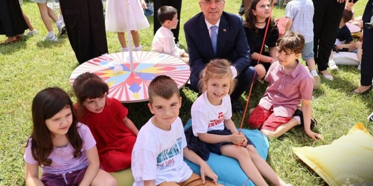 Presidenti Begaj uron fëmijët për nisjen e vitit të ri shkollor: Besoni te vetja dhe tek ëndrrat tuaja