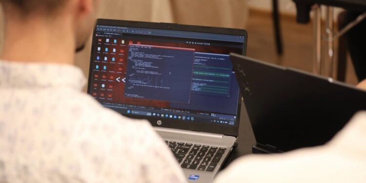 Një klikim, mijëra lekë: Si po bien shqiptarët në grepin e ‘mashtrimit kompjuterik’
