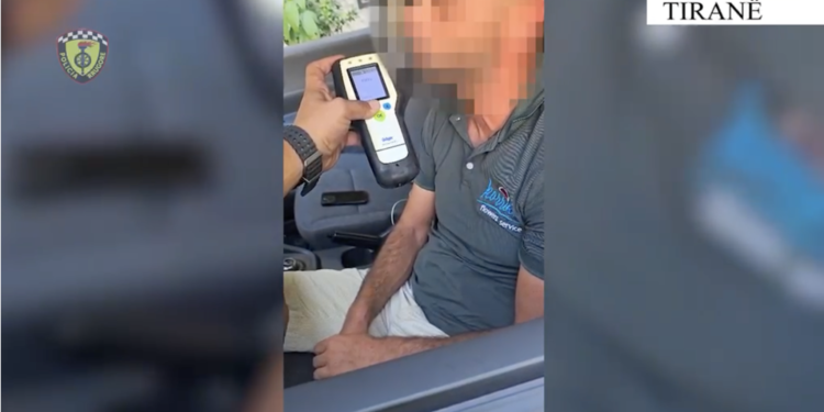 Policia e Tiranës vendos gati 15 000 gjoba në javë, por shqiptarët vijojnë të vriten në aksidente