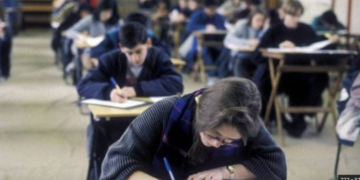 PISA/ Shqipëria përmirësohet në matematikë dhe shkencë, por performanca e nxënësve shqiptarë ende nën mesataren