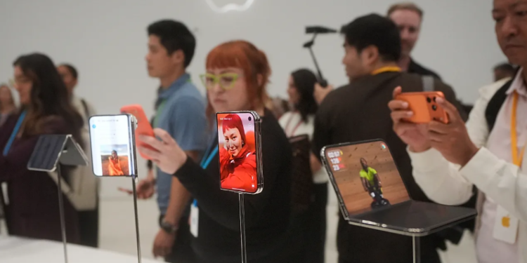 Apple hyn në epokën e telefonave të palosshëm, prezantohet Duo