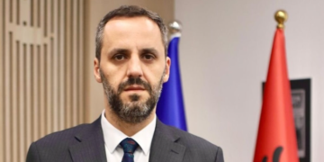 Shkarkohet nga detyra ministri i Brendshëm Besfort Lamallari, e zëvendëson Ervin Demo
