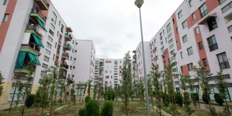 Banesat pa pronar, avokati: Në emër të kujt bëhet legalizimi? Hiqen pengesat e gjykatave