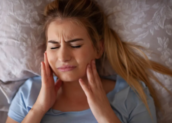 I kërcisni dhëmbët pa e kuptuar në gjumë? Dentistët të shqetësuar për rritjen e rasteve të bruksizmit tek të rinjtë