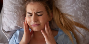 I kërcisni dhëmbët pa e kuptuar në gjumë? Dentistët të shqetësuar për rritjen e rasteve të bruksizmit tek të rinjtë