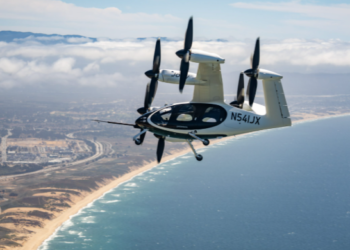 Avioni pa pilot kryen fluturimin e parë nga Kalifornia në Karolinën e Veriut